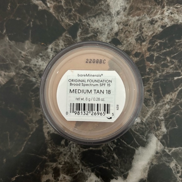NWT bareMinerals Medium Tan 18 Foundation - Picture 2 of 4